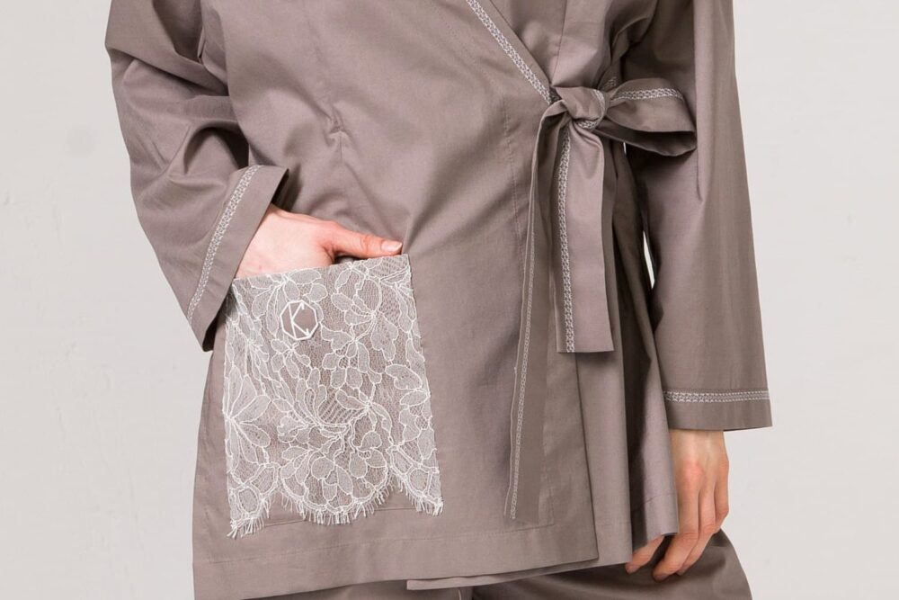 B03 Хлопковое кофейное кимоно с отделкой кружевом по карману и декоративной строчкой