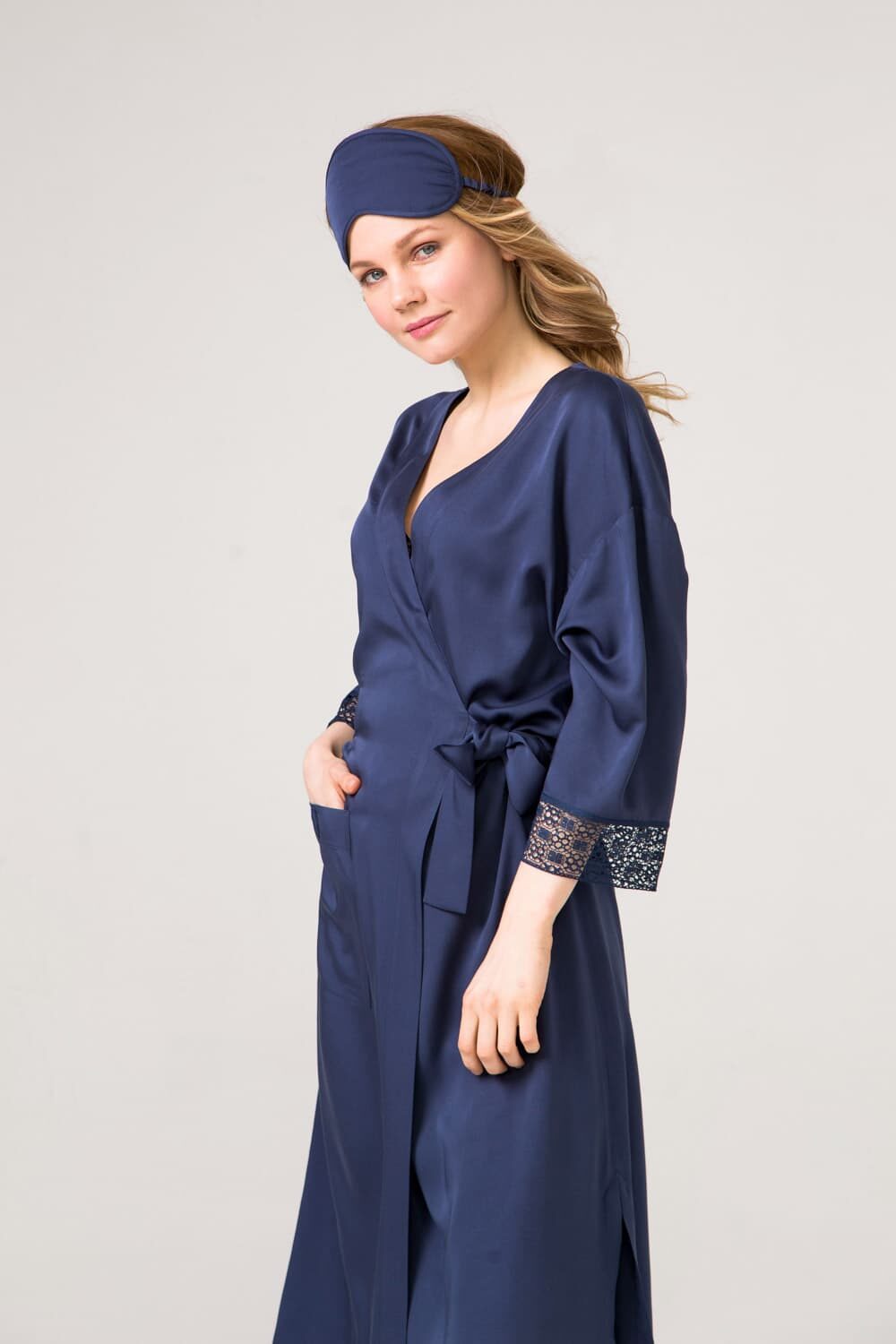 Синий халат – кимоно , макси. Отделан французским синим кружевом .