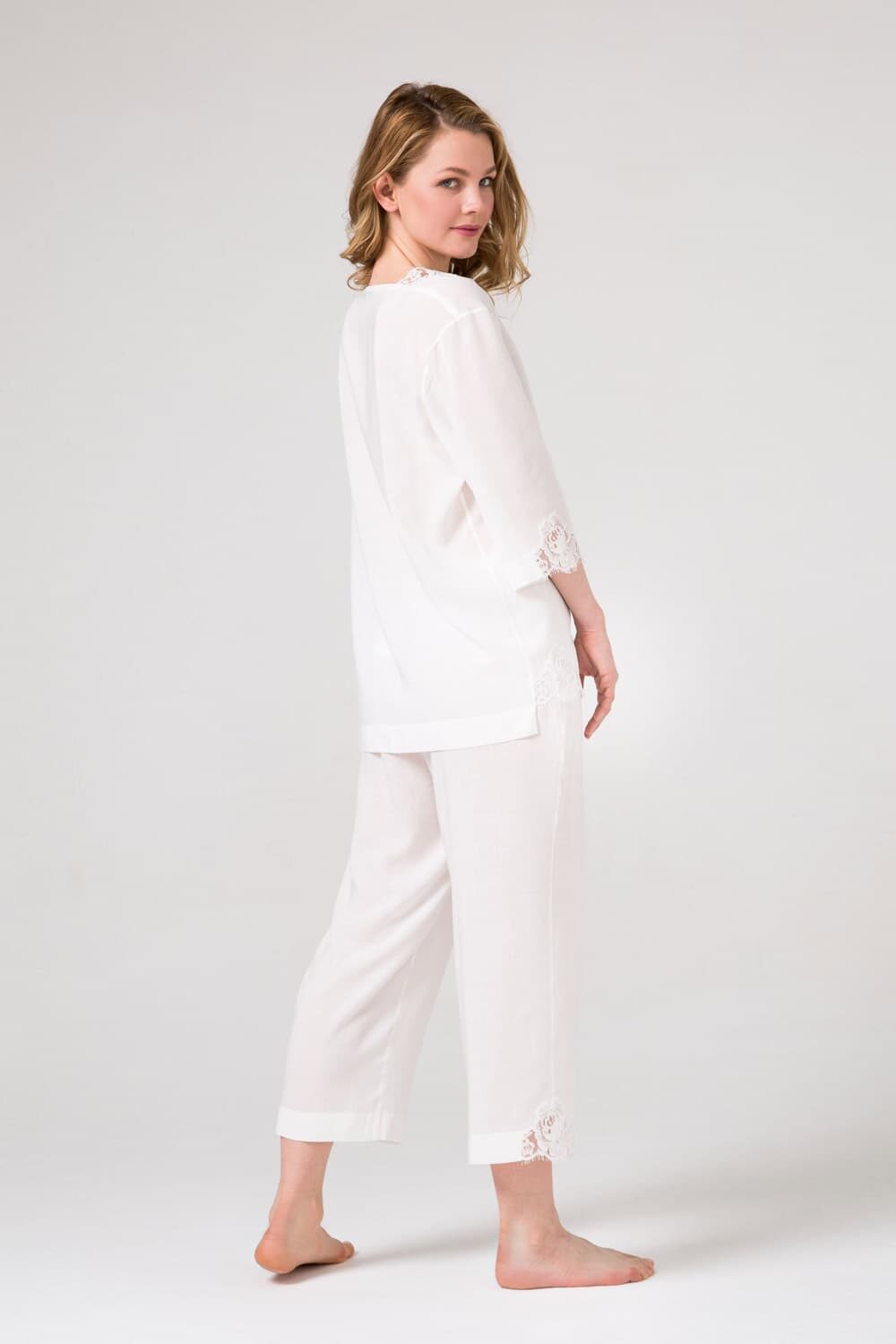 Белый пижамный комплект блуза и брюки с уникальным хлопковым кружевом.
