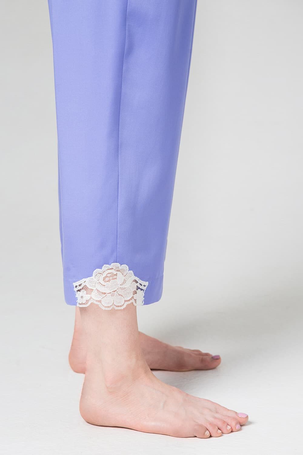 Сиреневый пижамный комплект блуза и брюки с уникальным хлопковым белым кружевом.