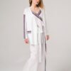 Белое хлопковое кимоно из 100% хлопка с цветной полосой.
