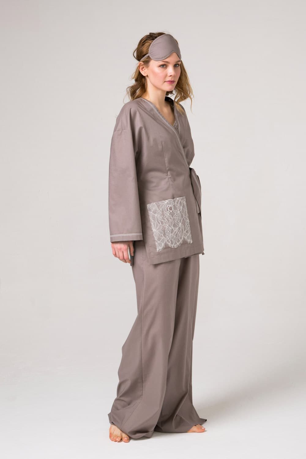 B03 Хлопковое кофейное кимоно с отделкой кружевом по карману и декоративной строчкой
