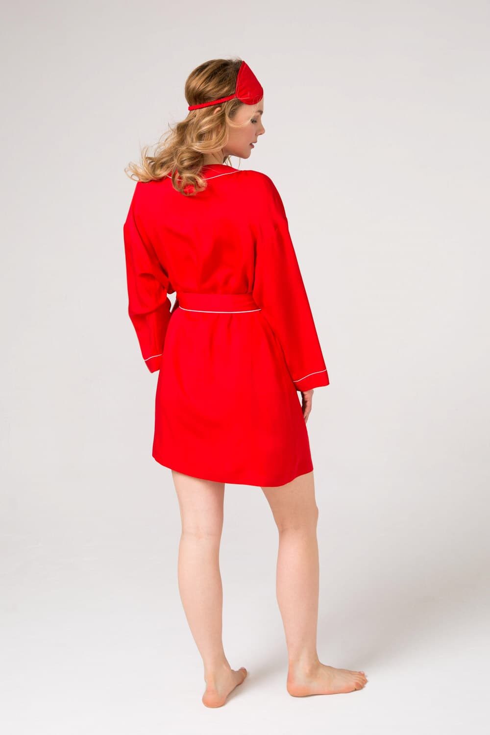 Элегантный классического, свободного кроя красный халат