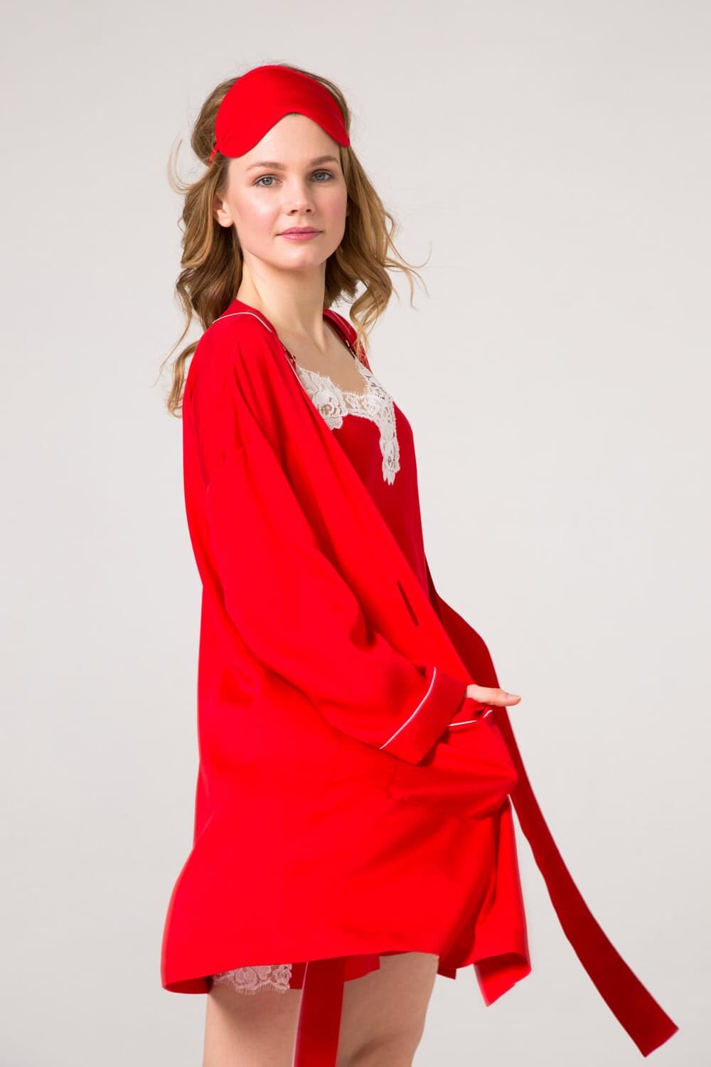 Элегантный классического, свободного кроя красный халат
