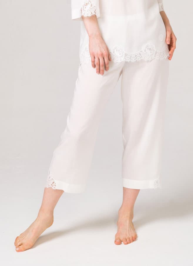 Белый пижамный комплект блуза и брюки с уникальным хлопковым кружевом.